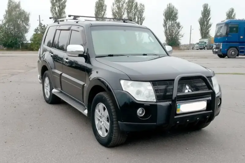Кенгурятник QT011 Black (нерж.) для Mitsubishi Pajero Wagon IV 2006–2021