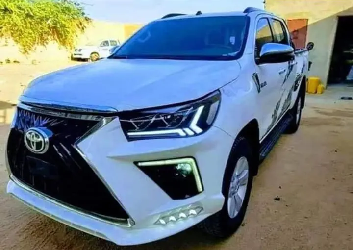 Передній бампер Lexus-design V2 (для 2015-2020) для Toyota Hilux 2015–