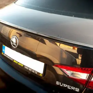 Спойлер LIP (Sunplex, чорний) (119,2см* 7,3см) для Skoda Superb 2015–2024